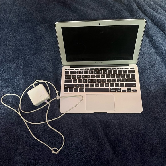 Old MacBook - Picture 3 of 3